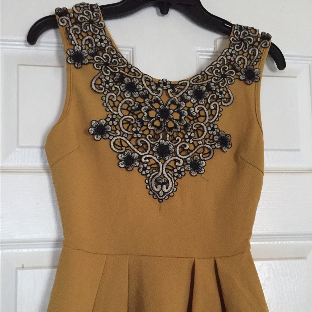 janice yellow tank with navy blue design